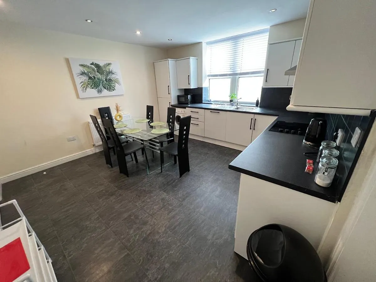 Spacious Ground Floor Suite Comfortably Sleeps Up To Eight Halifax Apartamento
