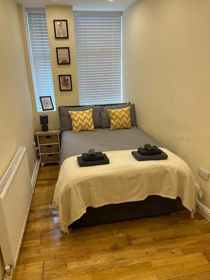 Spacious Ground Floor Suite Comfortably Sleeps Up To Eight Halifax 0*,  Reino Unido